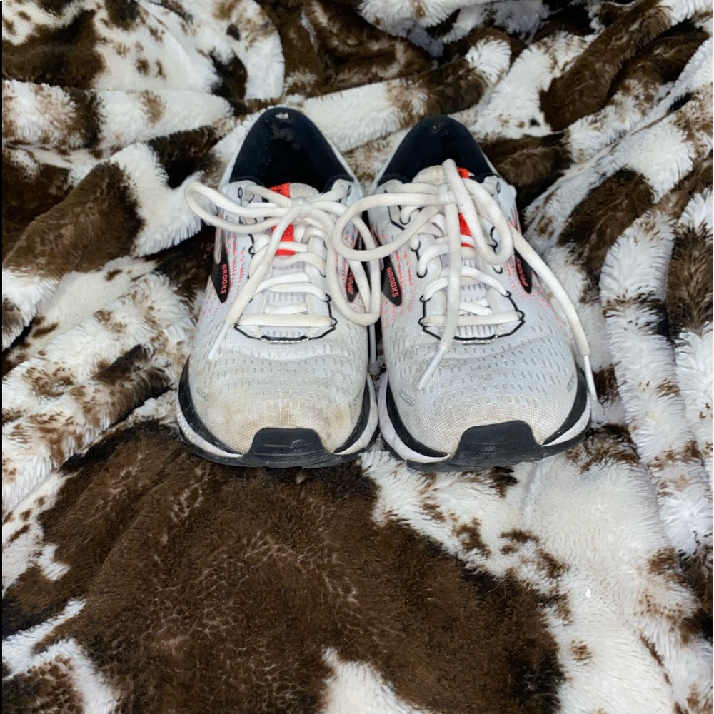 Brooks tennis shoes